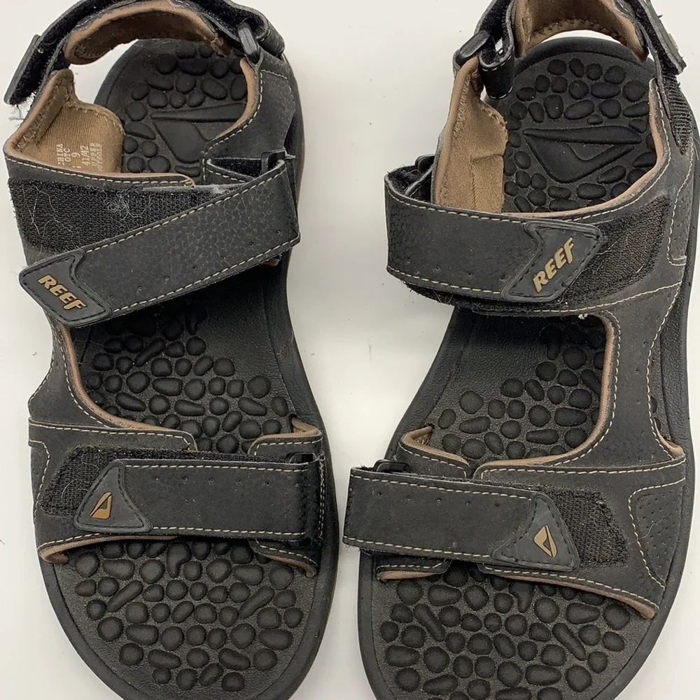 Reef Sandals with unique adjustable strap design